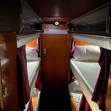 Bus Hotel On The Go * تيرانا