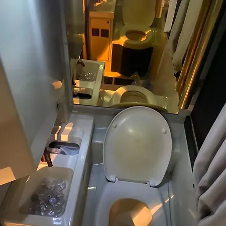 Bus Hotel On The Go مكان تخييم تيرانا