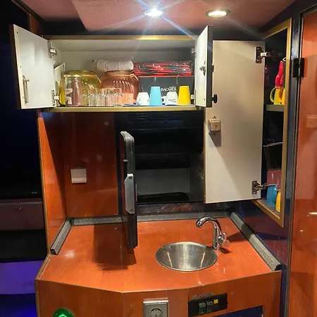 Bus Hotel On The Go مكان تخييم تيرانا