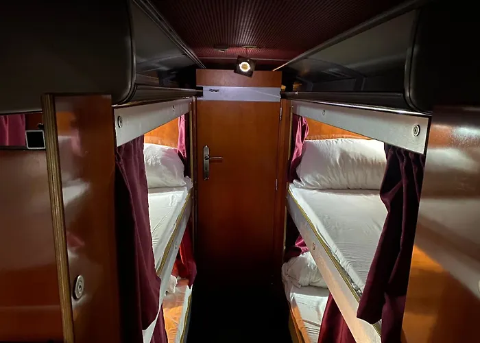 Bus Hotel On The Go * Tirana