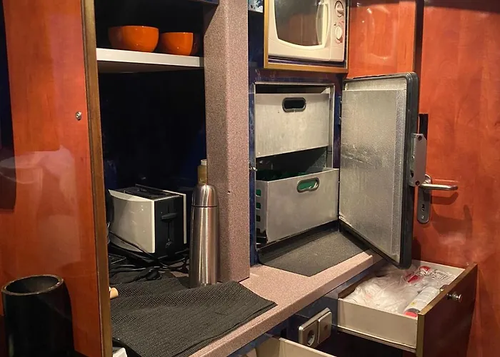 Bus Hotel On The Go 营地 地拉那